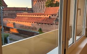 10 METRÓW OD ZAMKU Malbork