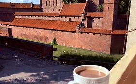 10 METRÓW OD ZAMKU Malbork